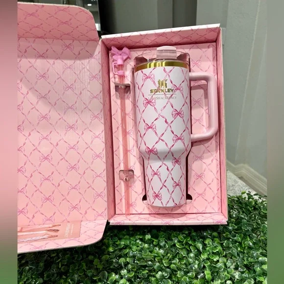 NEW Stanley 1913 x LoveShackFancy 40 OZ LIMITED EDITION Baby Bow Peppermint
Pink - Picture 1 of 5